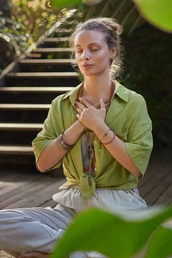 Vrouw in meditatieve houding bij persoonlijke hypnose audio op maat