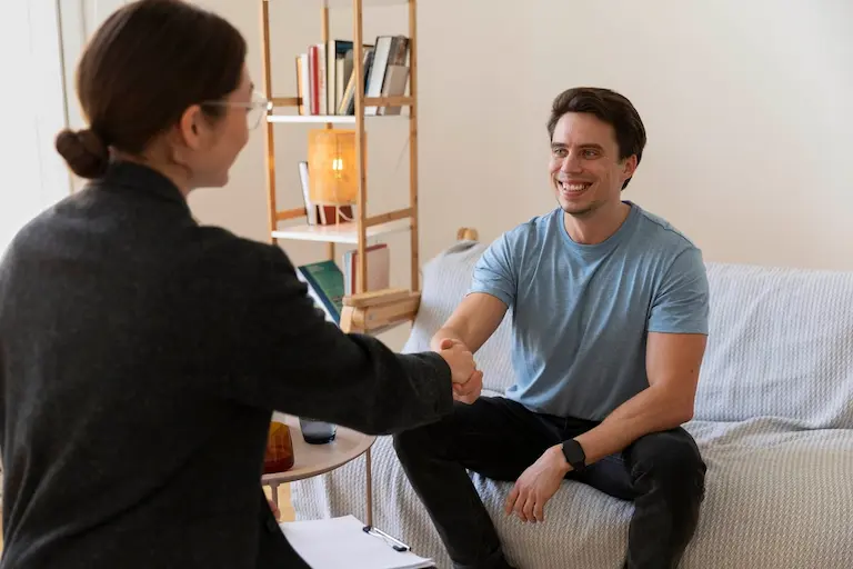 Cliënt tijdens een kennismakingsgesprek voor hypnotherapie bij Quick Reset in Alkmaar. Featured Image by <a href="https://pixabay.com/users/open_arms_initiative-50124555/?utm_source=link-attribution&utm_medium=referral&utm_campaign=image&utm_content=9603565">Open Arms Initiative</a> from <a href="https://pixabay.com//?utm_source=link-attribution&utm_medium=referral&utm_campaign=image&utm_content=9603565">Pixabay</a>